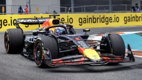 Max Verstappen conquista la pole en Miami, con Carlos Sainz sexto y Fernando Alonso fuera en la Q1
