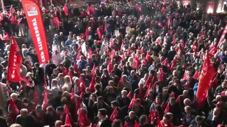 Özgür Özel'e yumruklu saldırı... Çağrı yapılmıştı: CHP'liler genel merkez önünde toplandı!