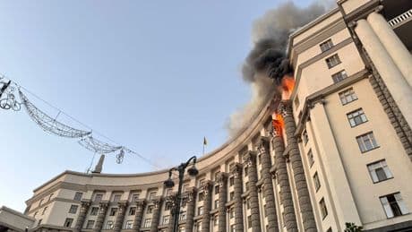 Rusya'dan yoğun saldırılar: Kiev'deki hükümet binası hasar gördü