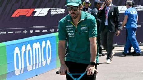 Momento surrealista de Fernando Alonso con un bebé en Barcelona