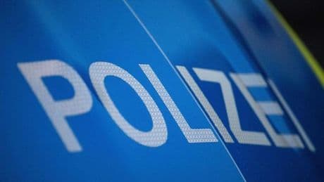 Polizei prüft Drogenverdacht: Autofahrer gerät beim Überholen auf Radweg - 66-Jährige tot