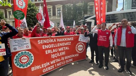 Direnişteki Erlau işçilerinden Alman Başkonsolosluğu önünde eylem