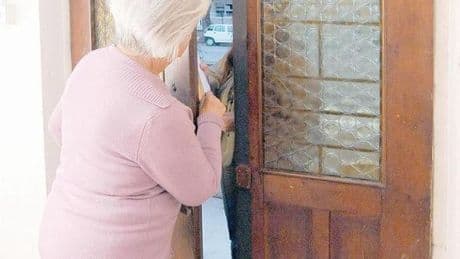 Truffa ottantaseienne con l’aiuto di un minore: un arresto e una denuncia