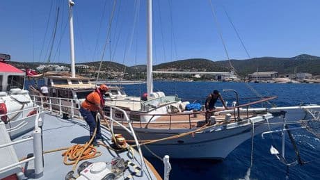 Bodrum açıklarında su alan teknedeki 6 kişi kurtarıldı