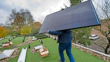 Bijna helft zonnepaneelbezitters zou ze nu niet aanschaffen vanwege einde salderingsregeling