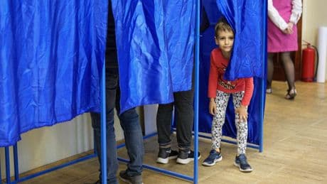 Présidentielle en Roumanie: les électeurs aux urnes pour un scrutin disputé