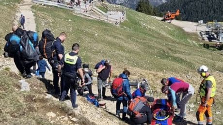Drei Verletzte in Bayern - Gleitschirmflieger (32) stürzt in Wandergruppe