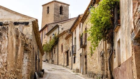 El pueblo de Soria de solo 14 habitantes con dos iglesias románicas, un puente y un impresionante castillo