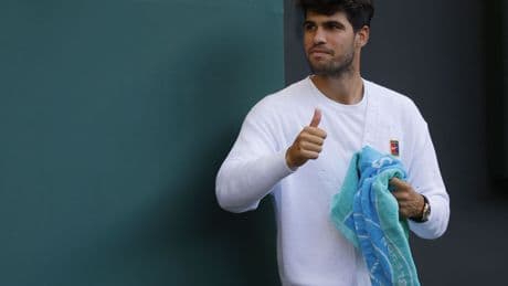 La escena surrealista de Alcaraz en Wimbledon: el público le grita "Ibiza" y su reacción lo dice todo