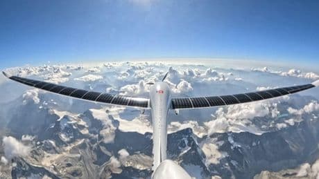 Un piloto suizo supera el récord de altitud de un avión con energía solar