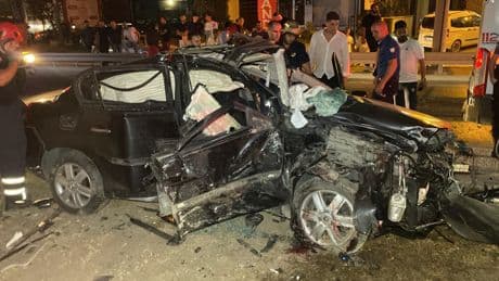 Kocaeli'de köprü ayağına çarpan otomobildeki iki kişi ağır yaralandı