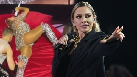 Hadise'den sahnede iddialı yatak performansı: Duş alıp dans etti
