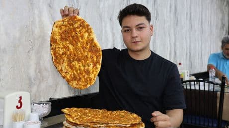 18 yaşındaki Veysel, bir oturuşta 15 lahmacun yiyor