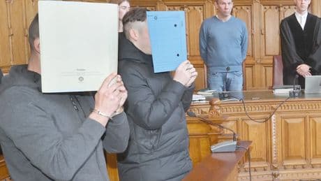 Prozess gegen zwei Männer begonnen - Mord auf Friedhof! Opfer verblutet zwischen Gräbern