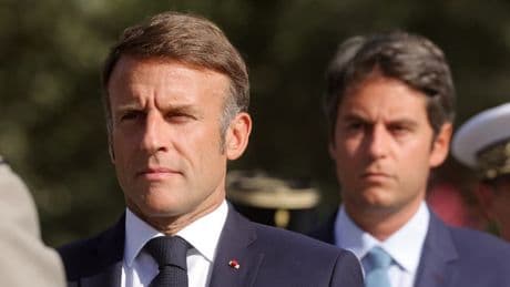 "Si on amalgame tous les débats, on créé de la confusion": Macron et Bayrou prennent leurs distances avec Attal sur le voile