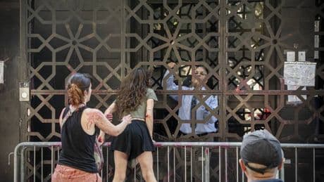 Svastiche sul portone di una famiglia ebrea e blitz al consolato egiziano: cosa succede a Milano