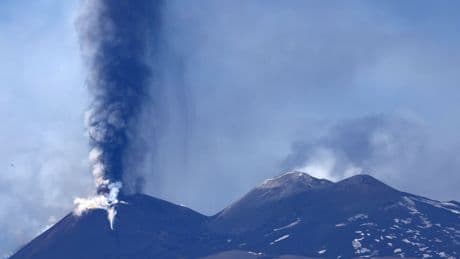 Etna Yanardağı bir kez daha patladı: Turistler kaçarken görüntülendi
