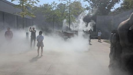 Skulpturen im Nebel: Die erfrischendste Ausstellung des Sommers