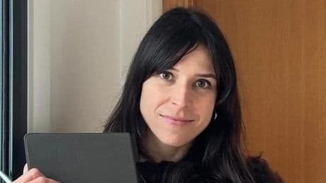 Emma Guillén, arquitecta: “Evita poner el frigorífico detrás de la puerta si tu cocina es larga y estrecha; es mejor que coloques un mueble con almacenaje para salvar su apertura”