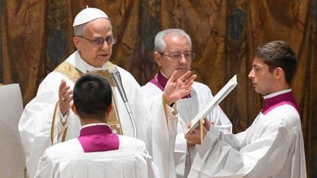 El Papa defiende en su primera homilía una Iglesia que haga frente a los que la ridiculizan y desprecian