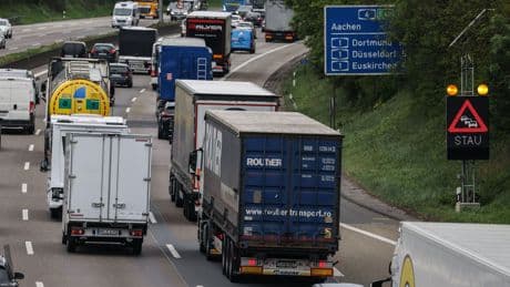 Verkehr: Wieder langes Wochenende - wieder volle Autobahnen