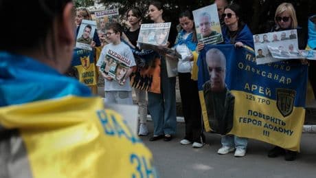 Ucrania y Rusia vuelven a intercambiar prisioneros a pesar de una "noche difícil" de bombardeos