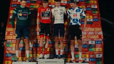 El podio clandestino de La Vuelta: los ciclistas se reparten los premios ellos mismos en el parking de un hotel