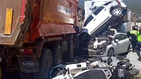Kontrolden çıkan kamyon ortalığı savaş alanına çevirdi! Kaza yerinden ilk görüntüler
