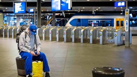 Treinreiziger wéér de dupe van ruzie over cao: ’Geef ze het mailadres van NS-directeur Wouter Koolmees maar’