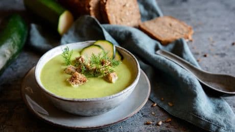 Sopa fría de calabacín: la receta ligera y barata que refresca el verano