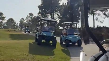 La temeridad de Max Verstappen con un carrito de golf: se pica... y se inventa un adelantamiento de infarto por el césped