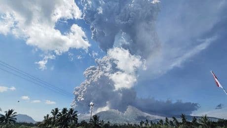 Indonesien: Vulkan Lewotobi Laki-Laki bricht aus – Bali-Flüge getrichen