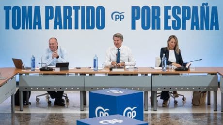 Feijóo no descarta enfrentarse a Von der Leyen por la política agraria en pleno ascenso de Vox
