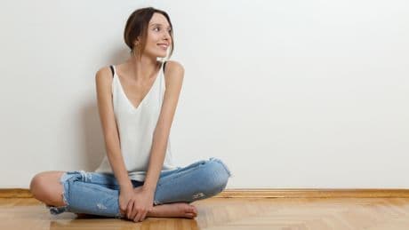 Adiós a las sillas: por qué sentarse en el suelo es la nueva postura que activa nuestra musculatura y previene el dolor de espalda