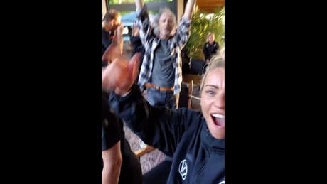 Geheimer Team-Abend geht viral - Schlagerstar feiert plötzlich mit DFB-Frauen