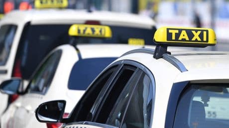Essen: Taxi erfasst Fußgängerin – 62-Jährige schwer verletzt