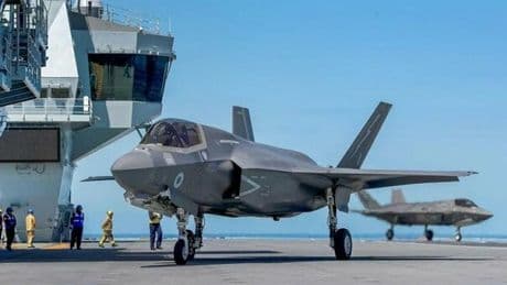 F35 britannici (senza missili a lungo raggio), ecco perché non sono pronti a una guerra con la Russia. Il report: «Dotati solo di bombe a caduta libera»