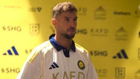 Sorpresa Iñigo Martínez en su primer día como jugador del Al-Nassr