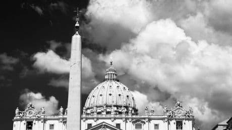 Con qué se hace y de dónde sale la fumata blanca que designará al sustituto del papa Francisco