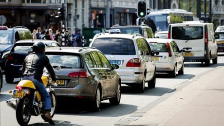 Mag motorrijder voorkruipen bij verkeerslicht? Dit oordeelt de rechter