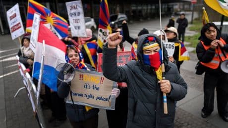 Hoe kritische demonstranten tijdens Chinees bezoek aan Den Haag uit het zicht verdwenen