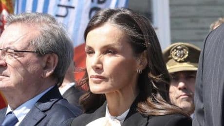 La reina Letizia apuesta por un luto distinguido para honrar el aniversario de la liberación del campo de Mauthausen