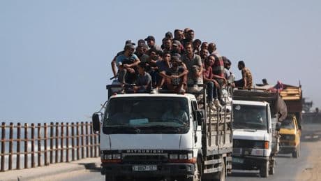 Éxodo en Gaza, tensión en las calles de Francia y más imágenes del dia