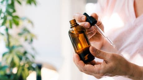 Laut Dermatologin: Diese Produkte sollten unbedingt bei Ihnen zur Pflege gehören