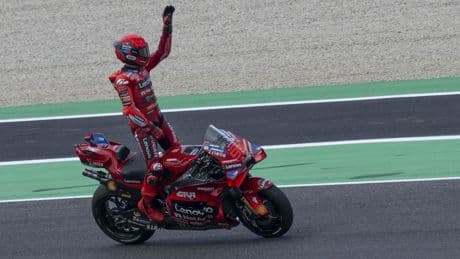 Marc Márquez se va al suelo en los libres en Países Bajos y se duele de su mano izquierda
