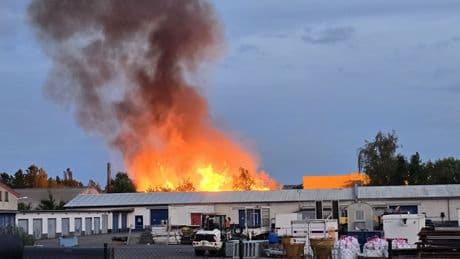 Großeinsatz der Feuerwehr - Gasbehälter in Berliner Lagerhalle explodieren