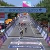 Lotte Kopecky schenkt ploeggenote Lorena Wiebes tweede ritzege in Giro met perfecte lead-out