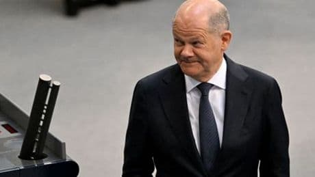Bundestag: Olaf Scholz zeigt Reporter den Vogel