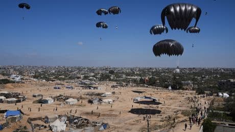 La ayuda que Europa lanza a Gaza desde el aire, “ineficiente” y “cosmética”