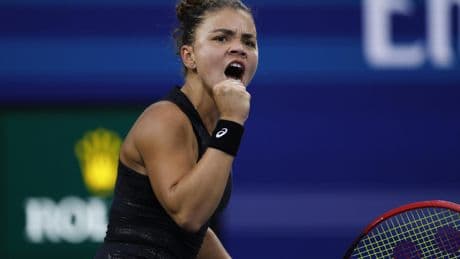 Perfecte timing zorgt voor unieke foto: Jasmine Paolini zit op US Open precies achter haar racketlogo